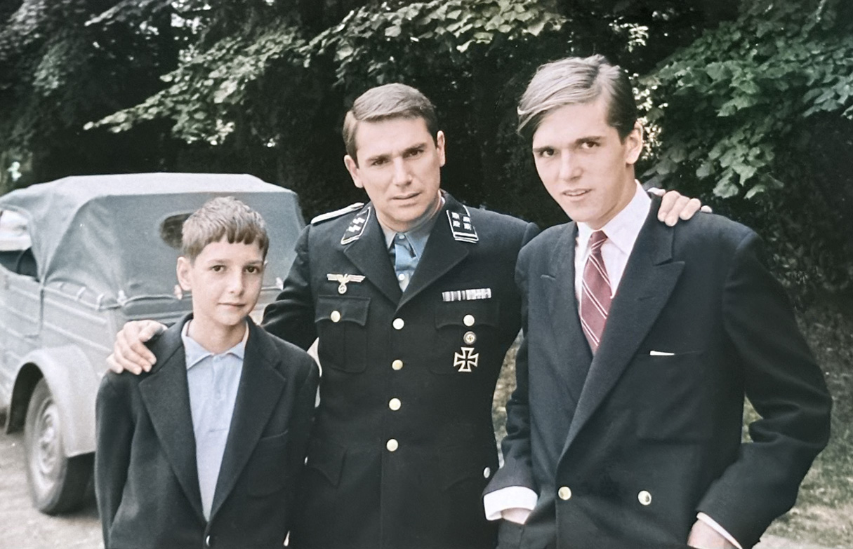 Jean-Marie et son frère Patrice avec Robert Hossein, sur le tournage du film Le Vice et la Vertu de Roger Vadim en 1962.