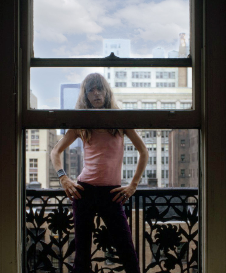 Jean-Marie Poiré en 1972 sur le balcon de sa chambre au Chelsea Hotel, où il réside