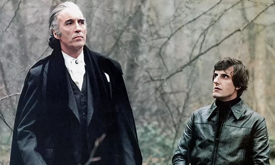 Christopher Lee et Bernard Ménez dans Dracula père et fils