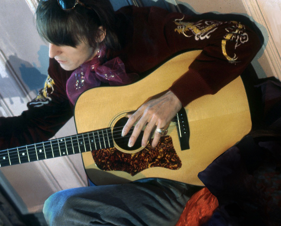 Poiré alias Martin Dune composant sur sa guitare Gibson.