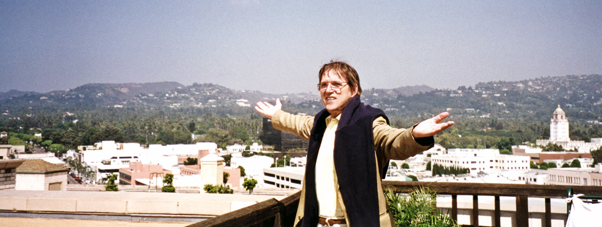 Sur la terrasse de sa suite à l’Hôtel Beverly Wilshire, Jean-Marie Poiré croit encore au rêve américain